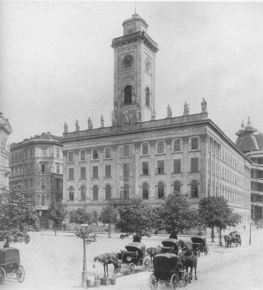 A régi Városháza a tűztoronnyal. Az eredetileg egyemeletes barokk épületet 1860-ban építették át | Fotó: Weinwurm Antal 