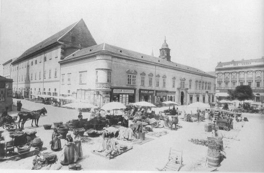 A Városház tér a régi piarista rendházzal | Fotó: Klösz György